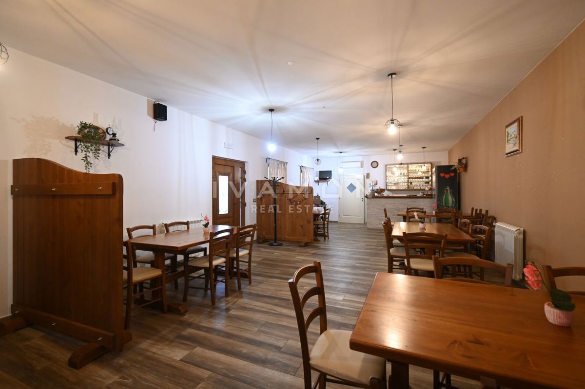 Hiša z Restavracijo in Sobe za Oddajanje