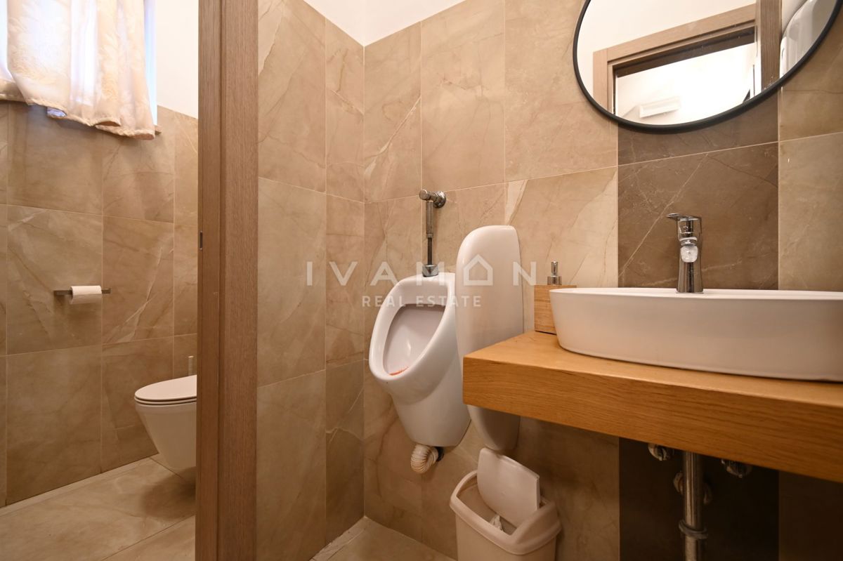 Hiša z Restavracijo in Sobe za Oddajanje