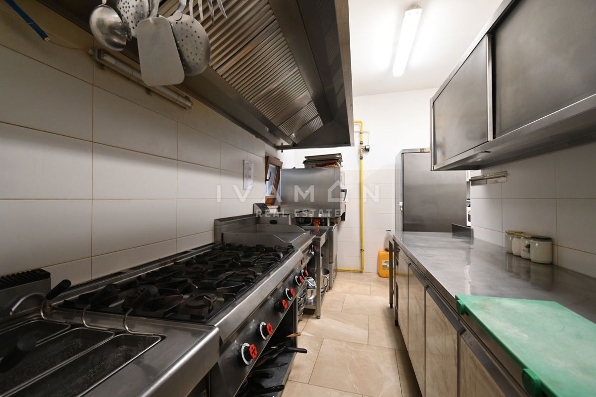 Hiša z Restavracijo in Sobe za Oddajanje