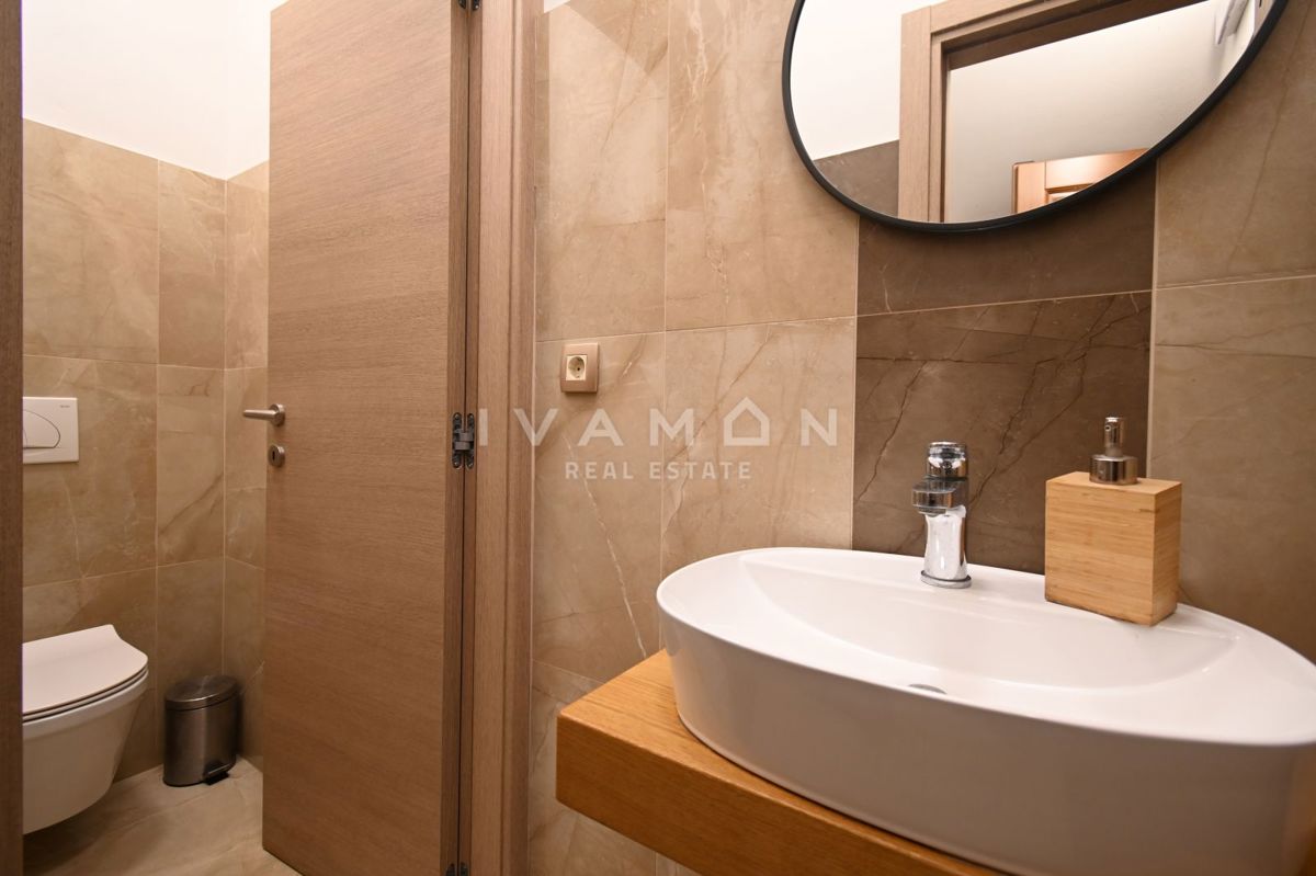 Hiša z Restavracijo in Sobe za Oddajanje