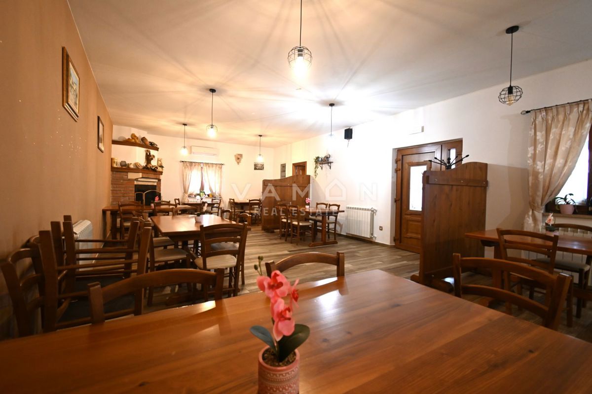 Hiša z Restavracijo in Sobe za Oddajanje