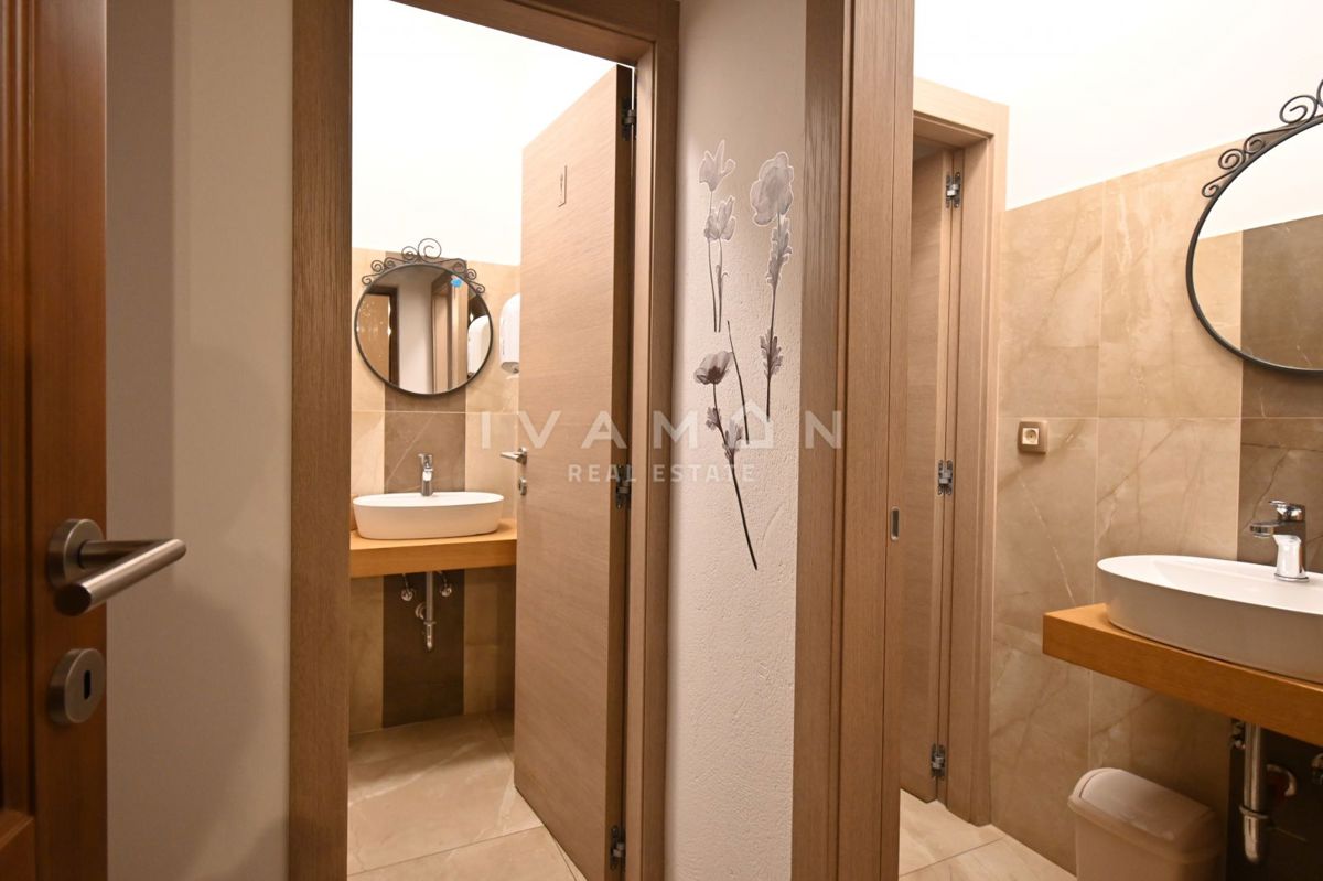 Hiša z Restavracijo in Sobe za Oddajanje