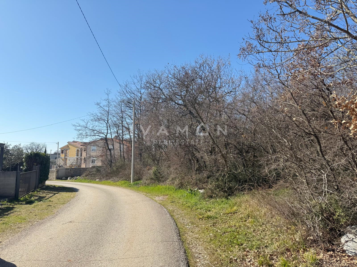 Zazidljivo zemljišče 1.387 m², obdano z gozdom