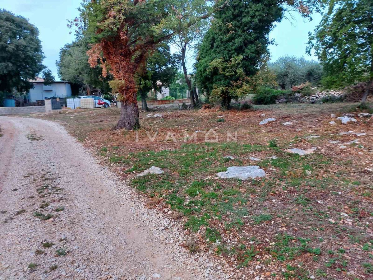 Zazidljivo zemljišče 915 m², 6 km od morja