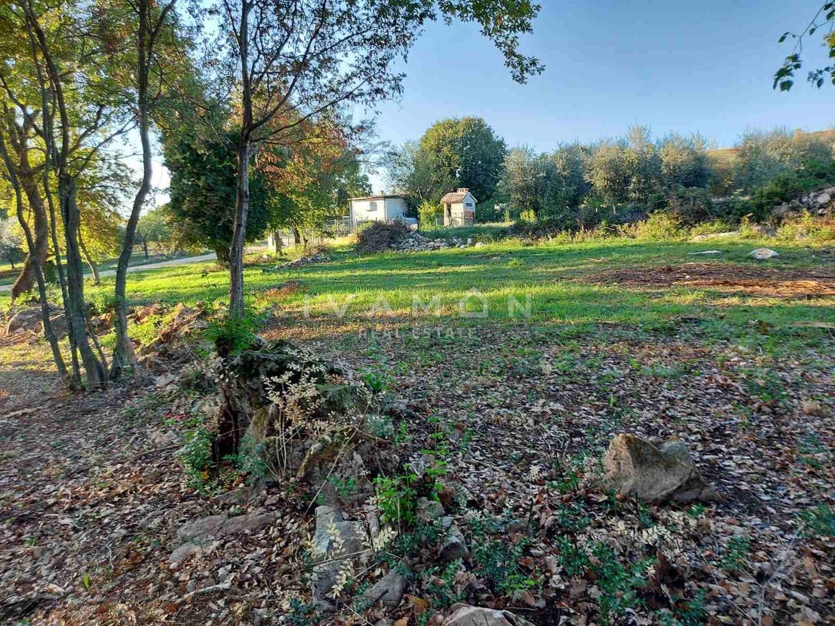 Zazidljivo zemljišče 915 m², 6 km od morja