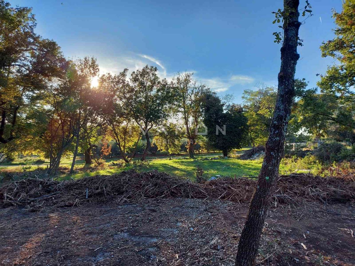 Zazidljivo zemljišče 915 m², 6 km od morja