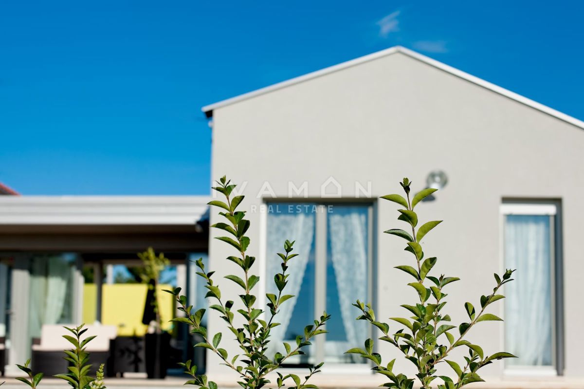 Pritlična hiša z bazenom in tremi spalnicami