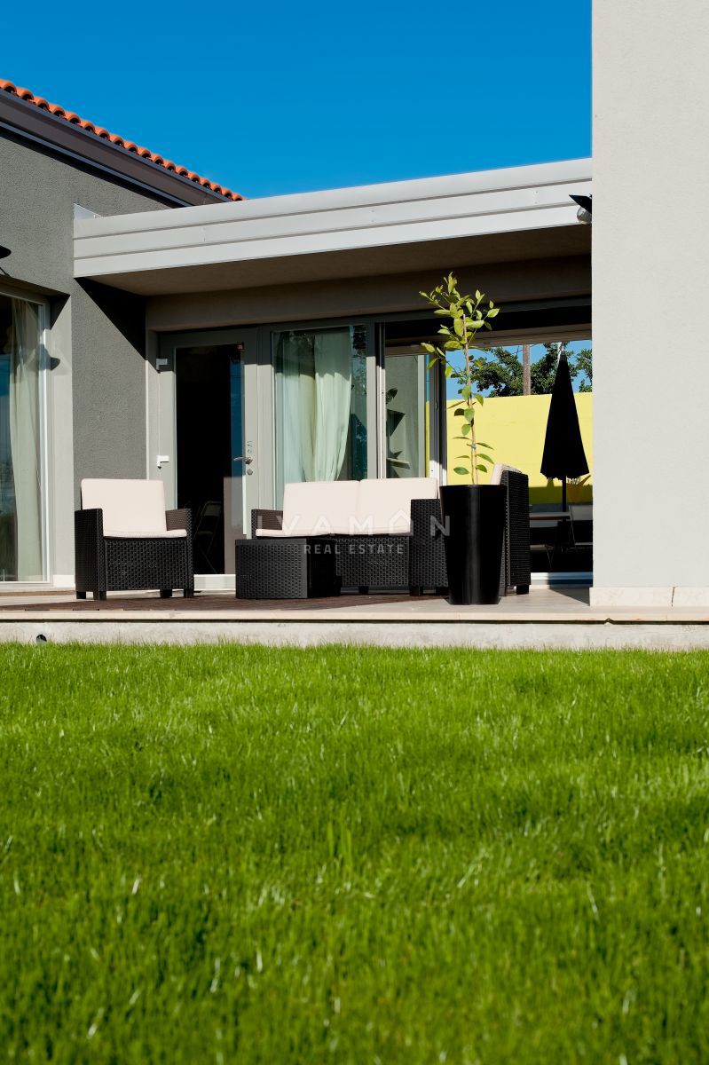 Pritlična hiša z bazenom in tremi spalnicami