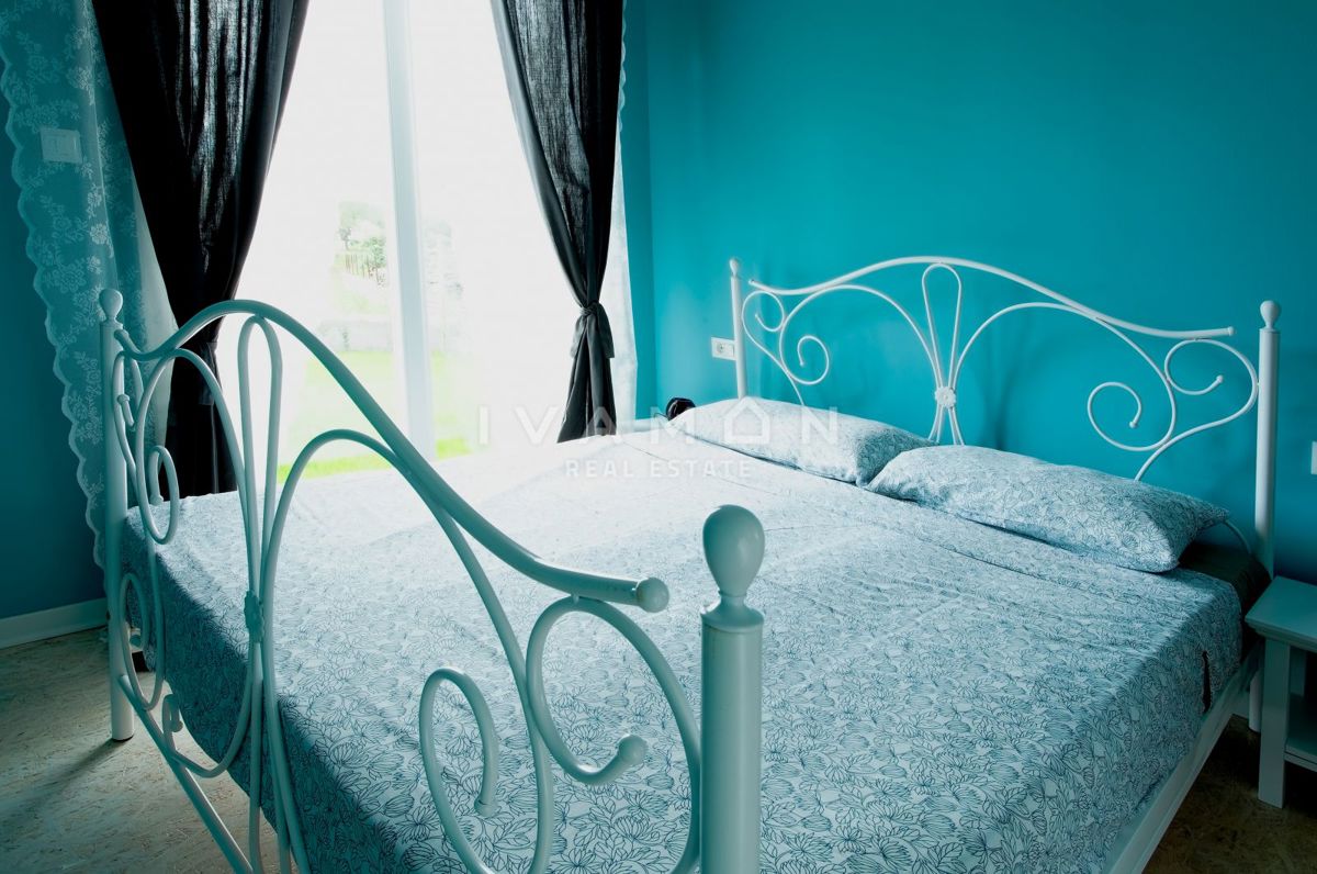 Pritlična hiša z bazenom in tremi spalnicami