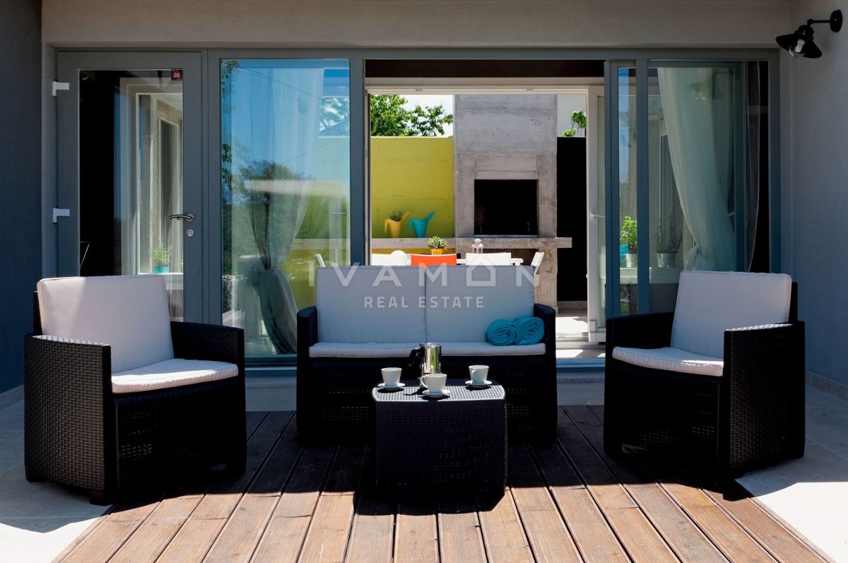 Pritlična hiša z bazenom in tremi spalnicami