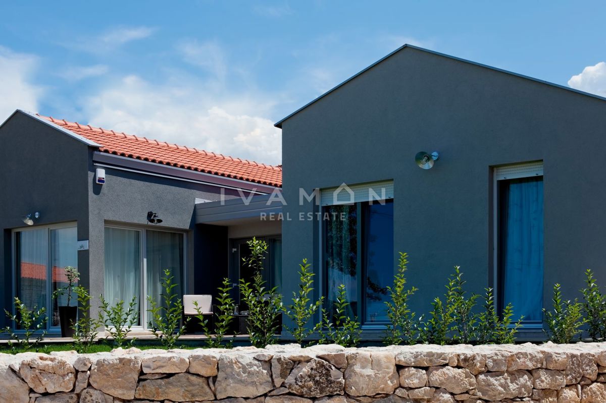 Pritlična hiša z bazenom in tremi spalnicami