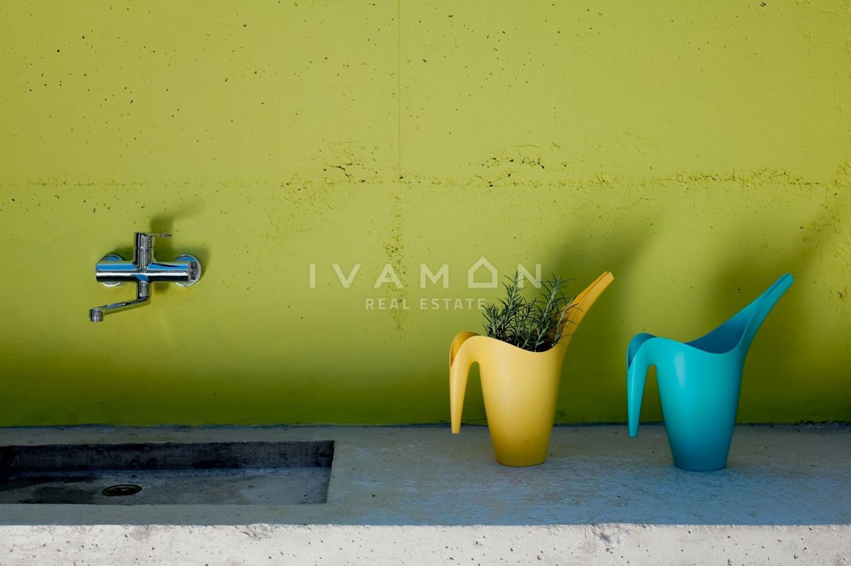 Pritlična hiša z bazenom in tremi spalnicami