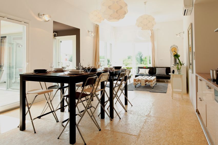 Pritlična hiša z bazenom in tremi spalnicami