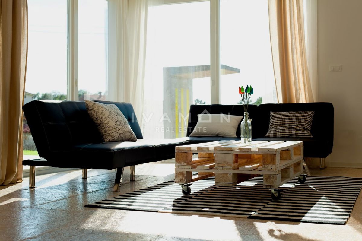 Pritlična hiša z bazenom in tremi spalnicami