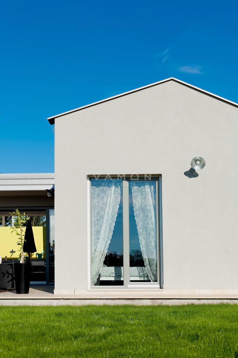 Pritlična hiša z bazenom in tremi spalnicami