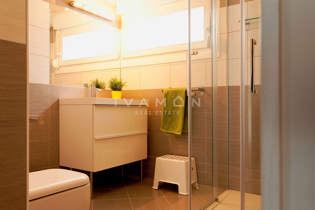 Pritlična hiša z bazenom in tremi spalnicami