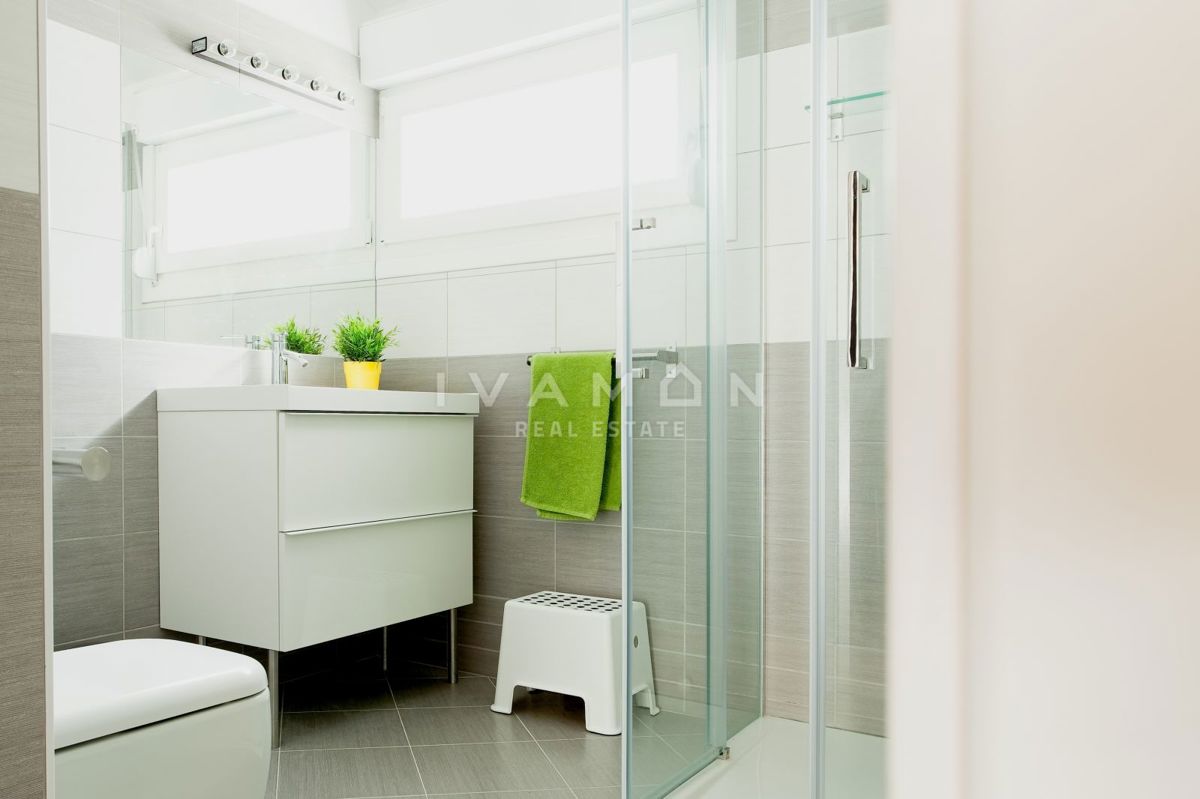 Pritlična hiša z bazenom in tremi spalnicami