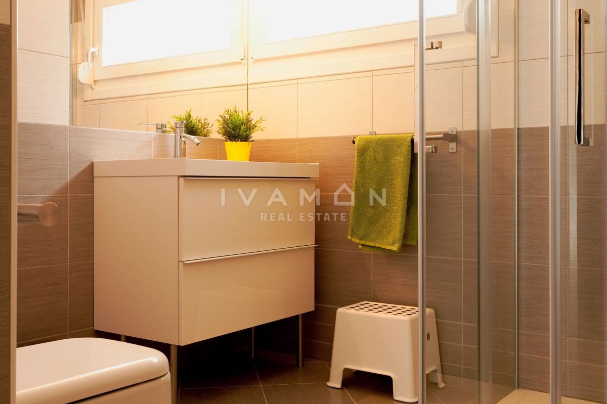 Pritlična hiša z bazenom in tremi spalnicami