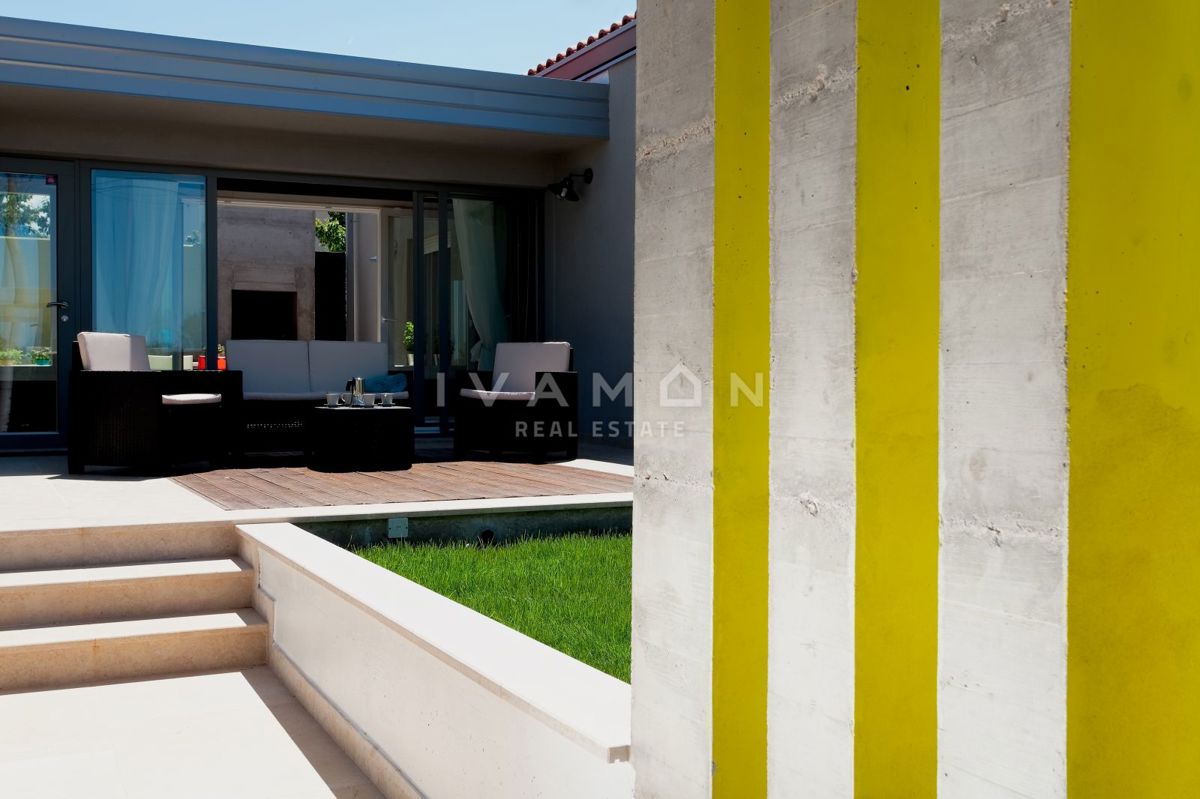 Pritlična hiša z bazenom in tremi spalnicami