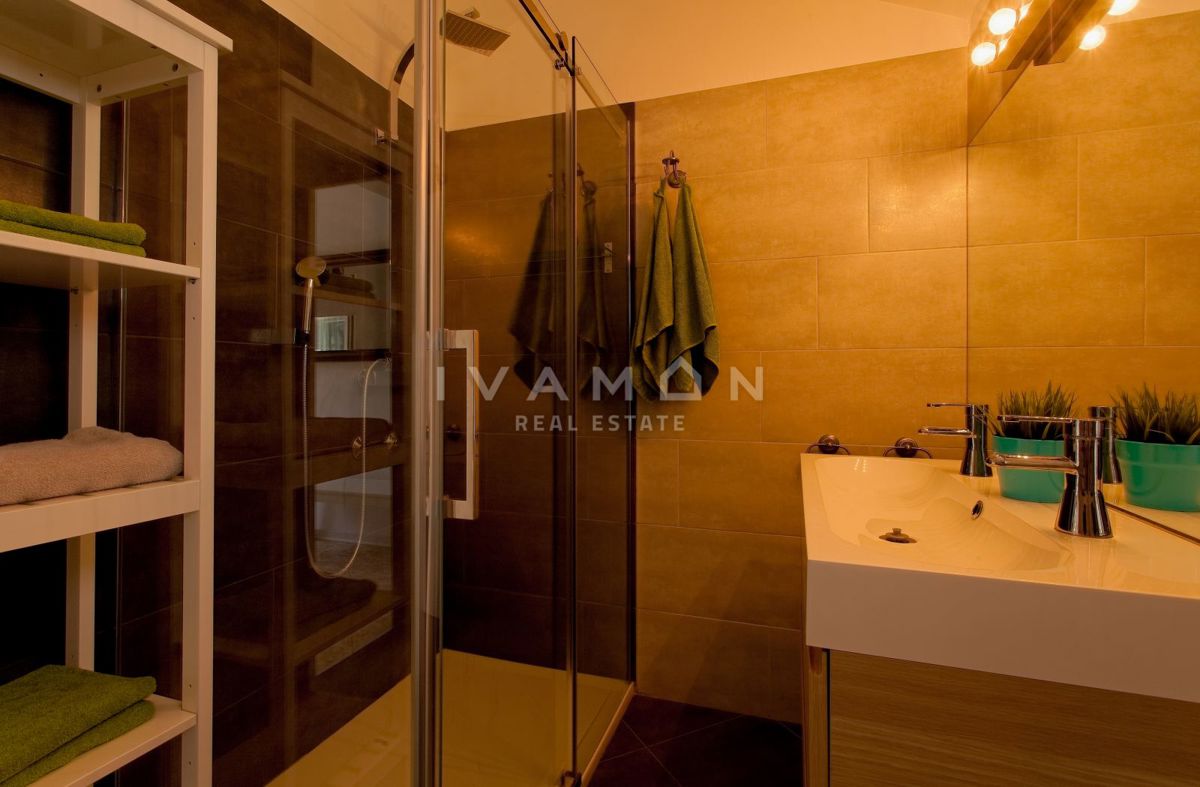 Pritlična hiša z bazenom in tremi spalnicami