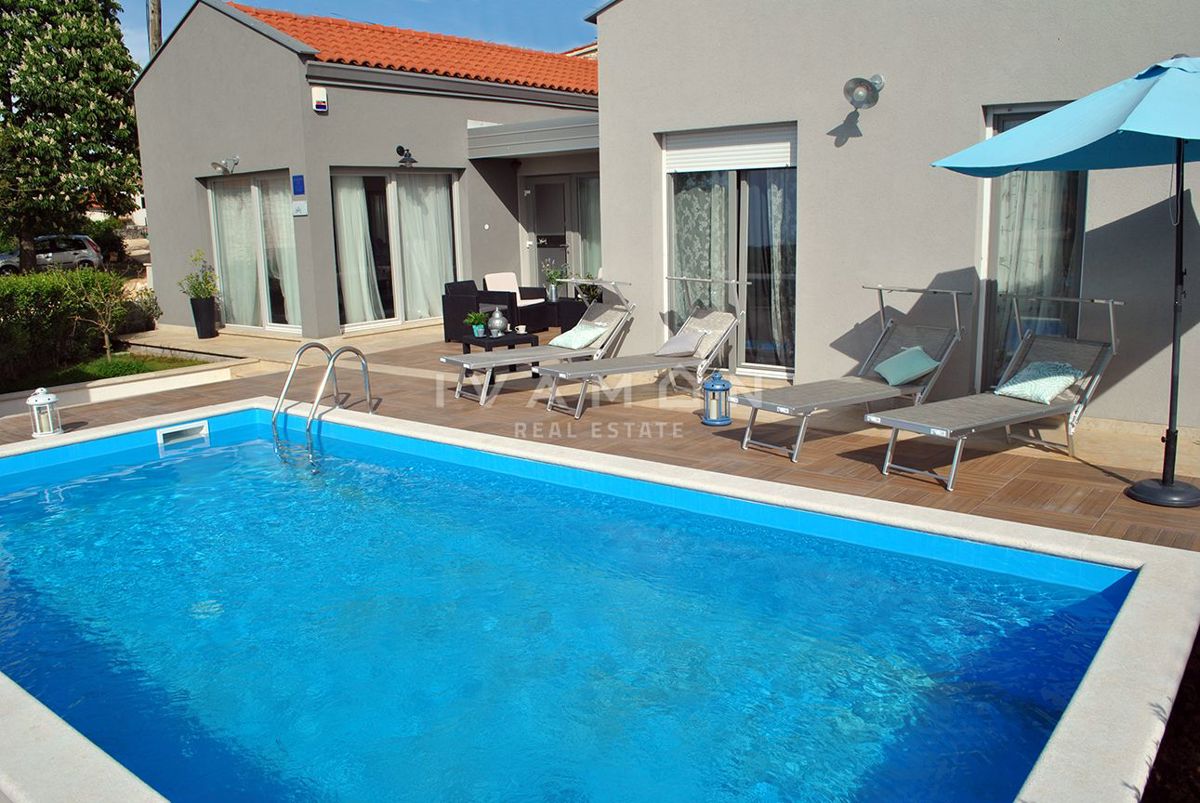 Pritlična hiša z bazenom in tremi spalnicami