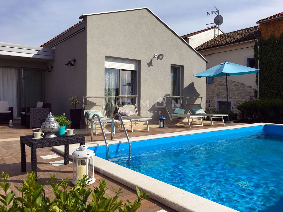 Pritlična hiša z bazenom in tremi spalnicami