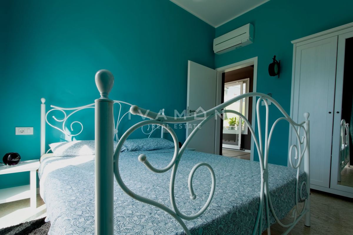 Pritlična hiša z bazenom in tremi spalnicami