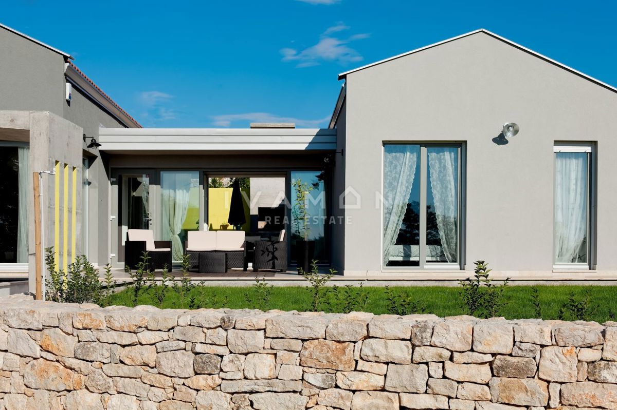 Pritlična hiša z bazenom in tremi spalnicami