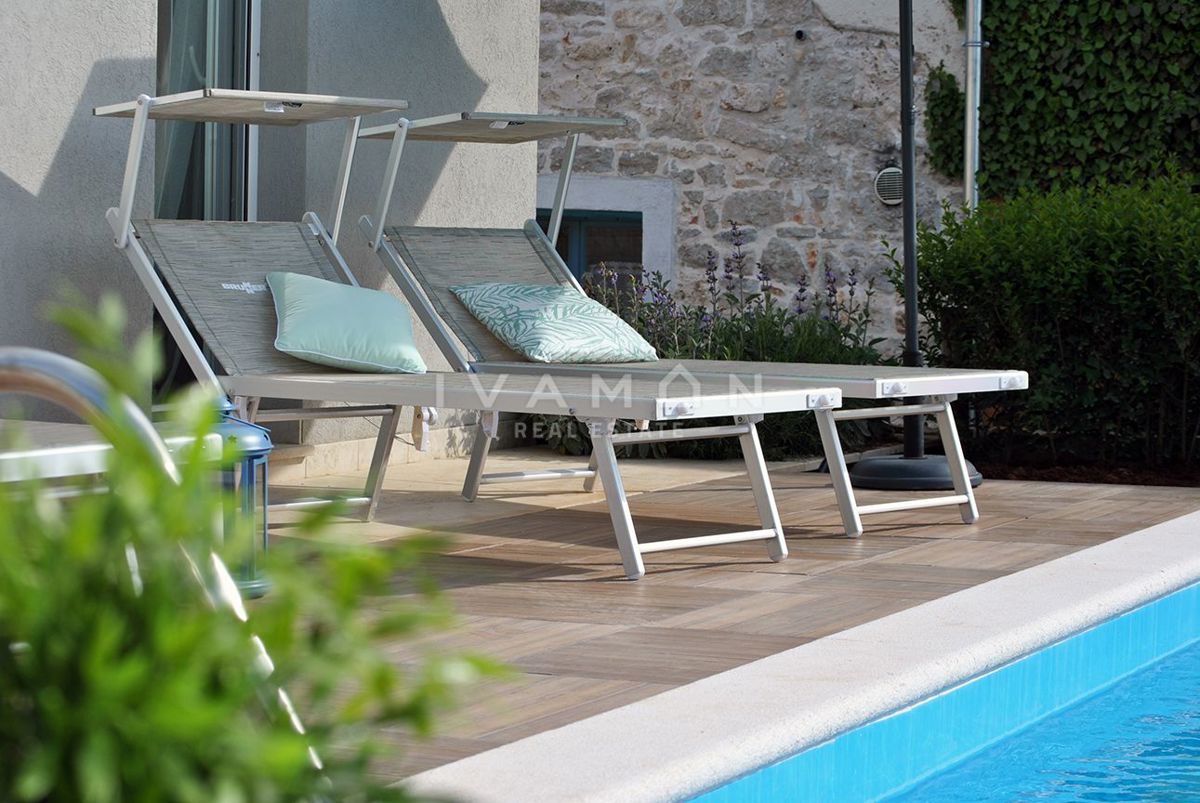 Pritlična hiša z bazenom in tremi spalnicami