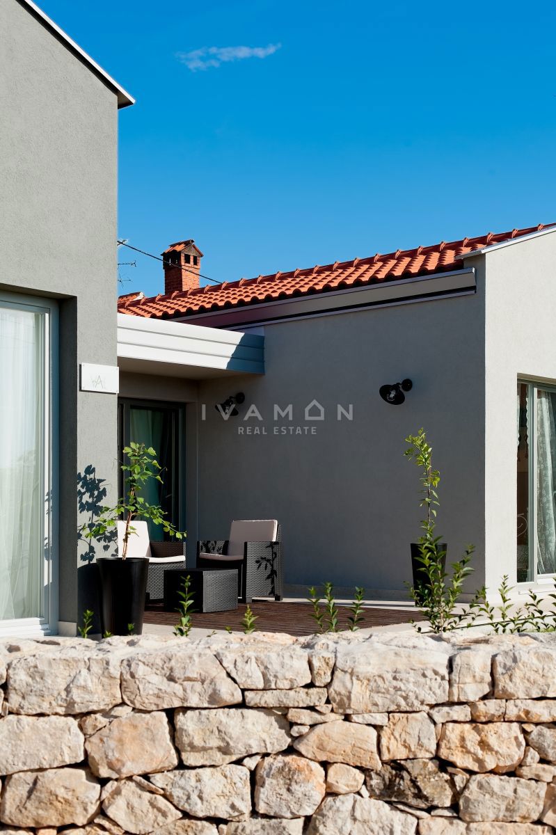 Pritlična hiša z bazenom in tremi spalnicami