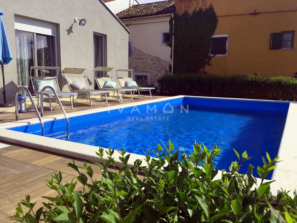 Pritlična hiša z bazenom in tremi spalnicami