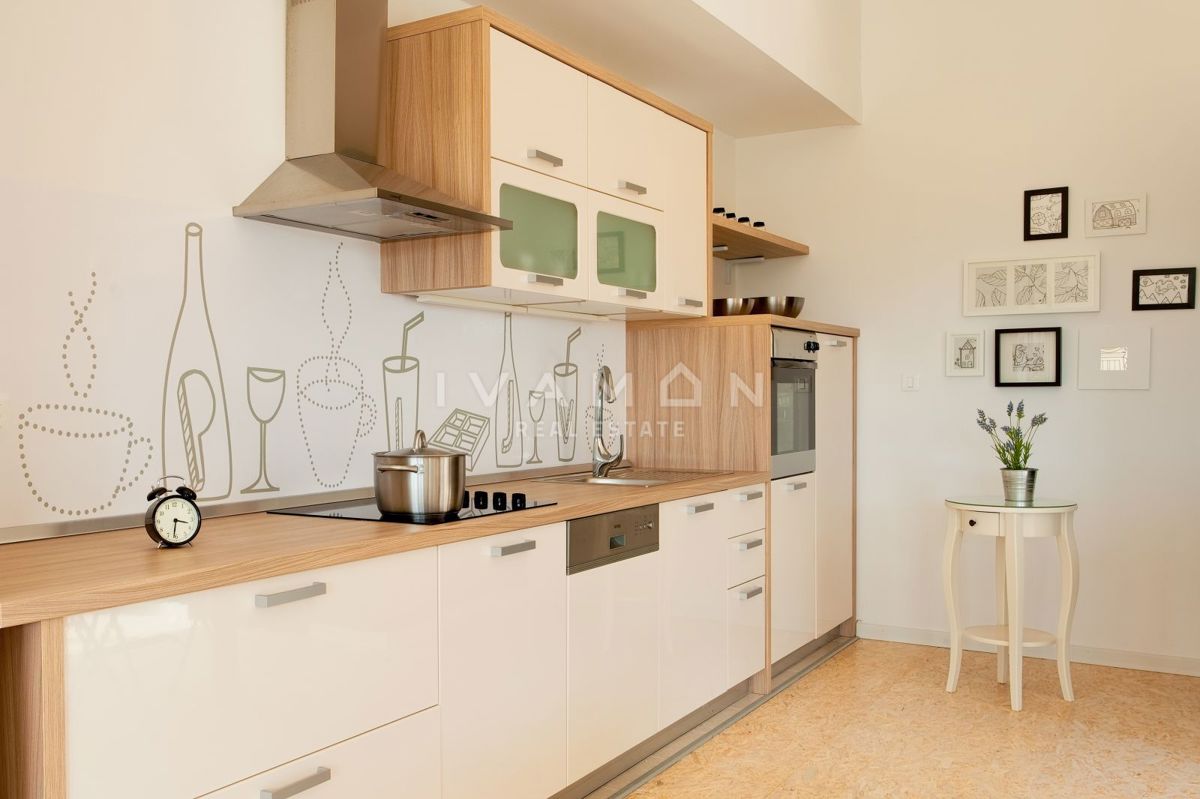 Pritlična hiša z bazenom in tremi spalnicami