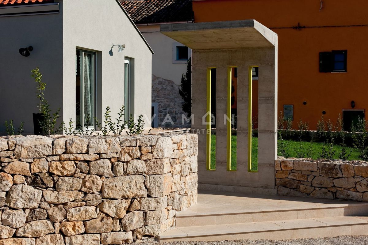 Pritlična hiša z bazenom in tremi spalnicami