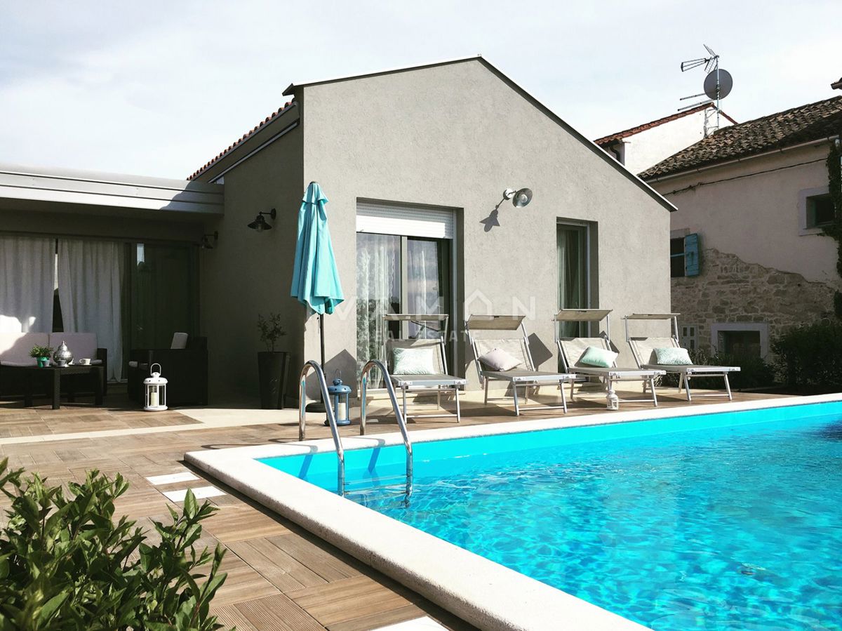 Pritlična hiša z bazenom in tremi spalnicami