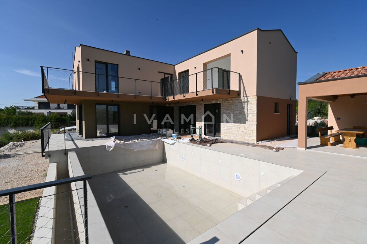 Vila z Bazenom in Štirimi Spalnicami