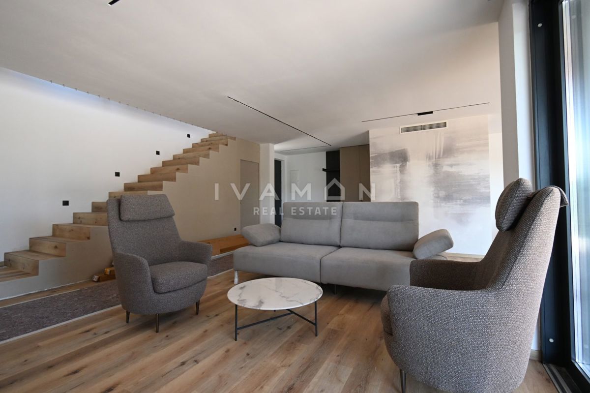 Vila z Bazenom in Štirimi Spalnicami