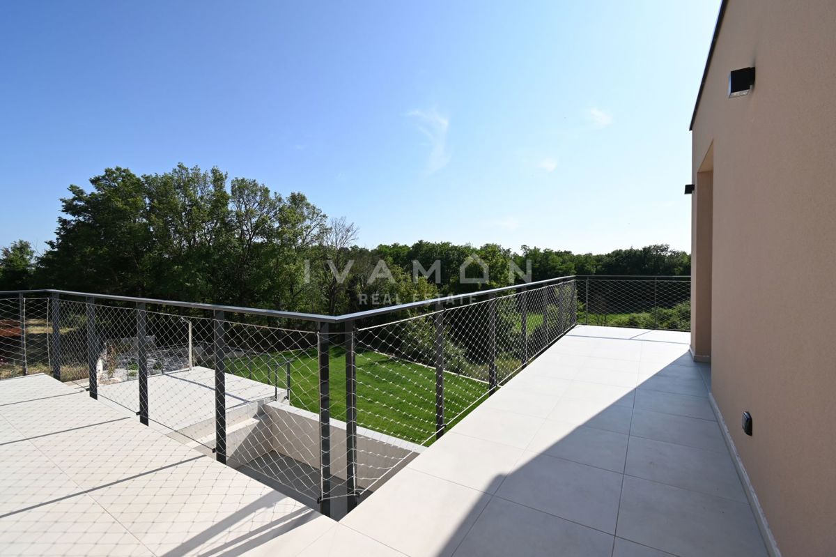 Vila z Bazenom in Štirimi Spalnicami
