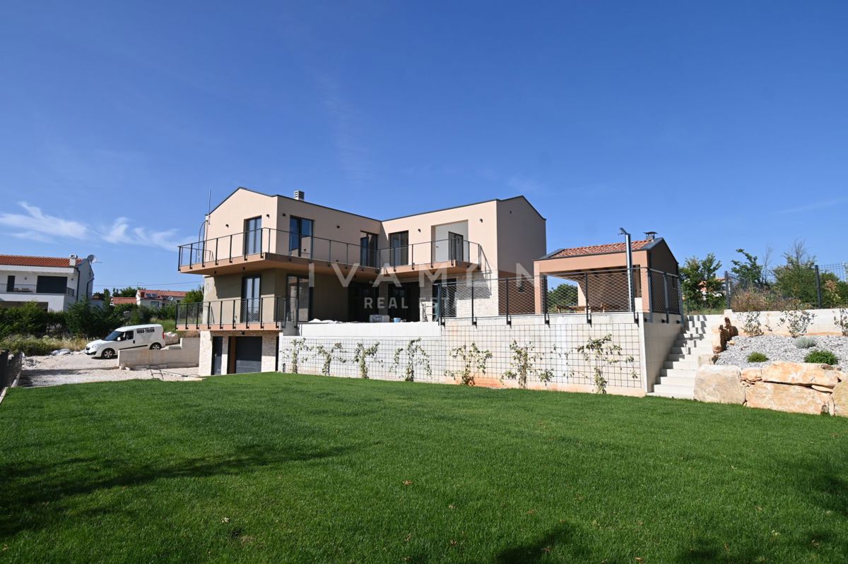 Vila z Bazenom in Štirimi Spalnicami