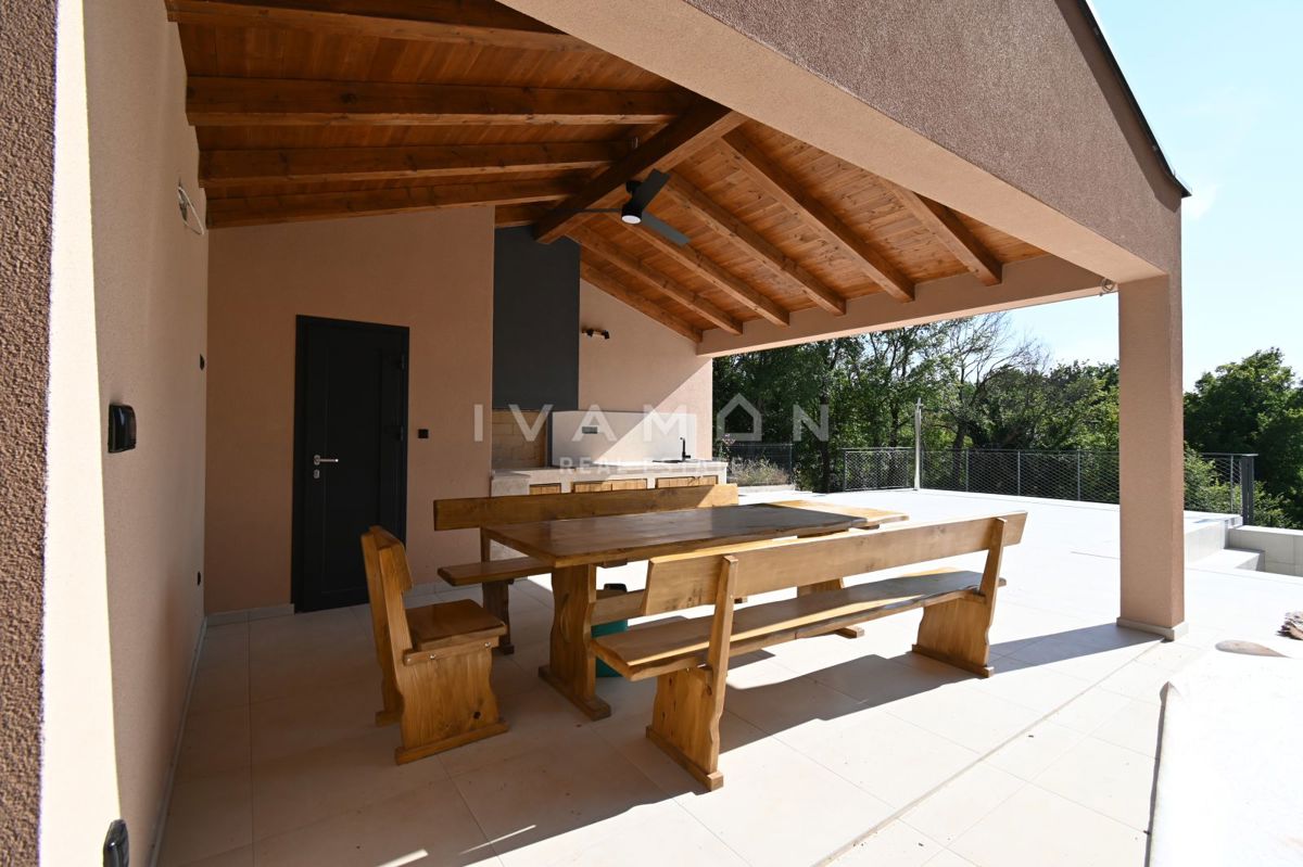 Vila z Bazenom in Štirimi Spalnicami