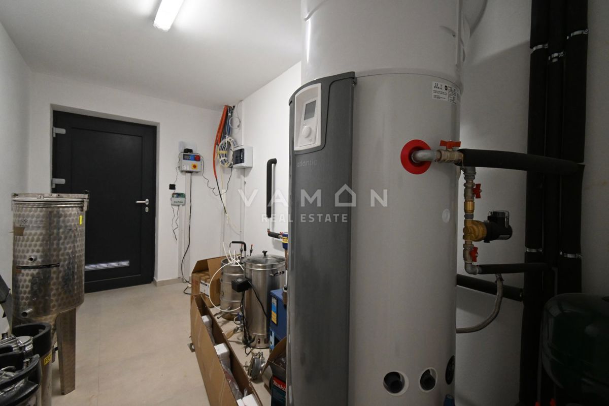 Vila z Bazenom in Štirimi Spalnicami