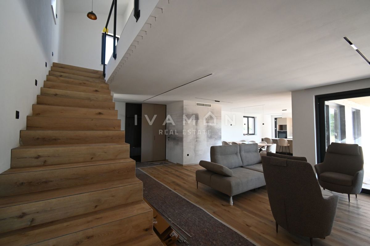 Vila z Bazenom in Štirimi Spalnicami
