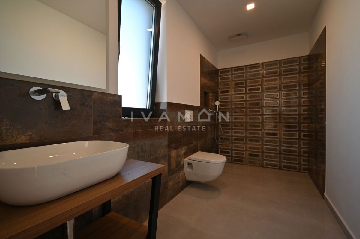 Vila z Bazenom in Štirimi Spalnicami
