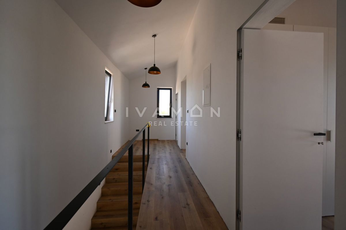 Vila z Bazenom in Štirimi Spalnicami