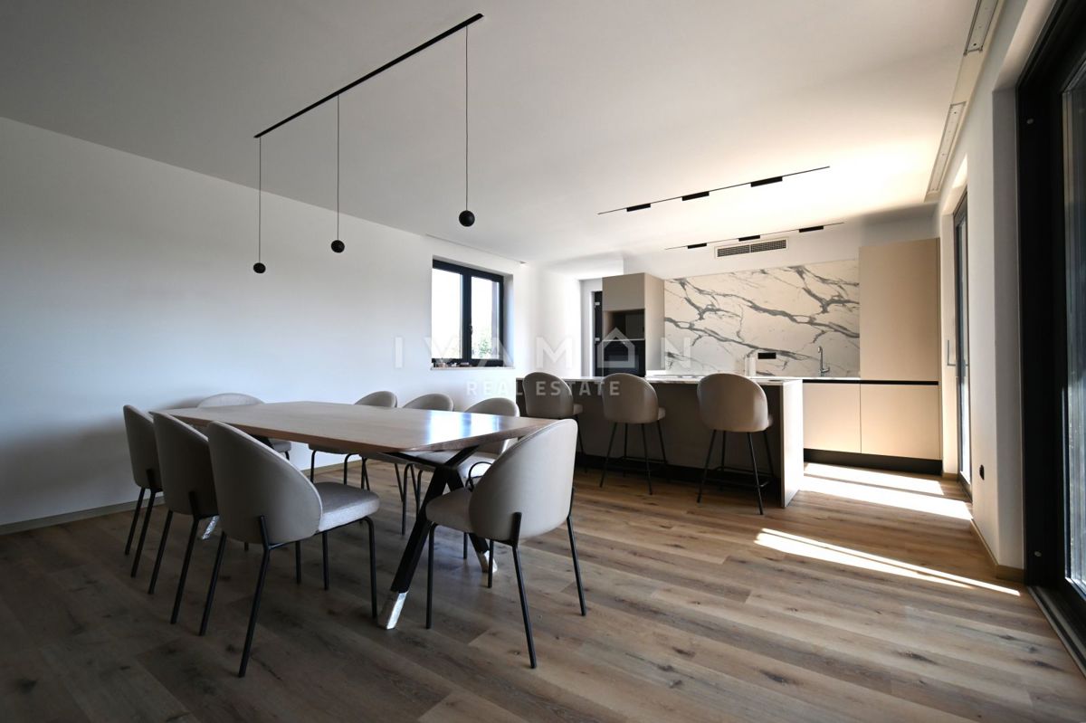 Vila z Bazenom in Štirimi Spalnicami