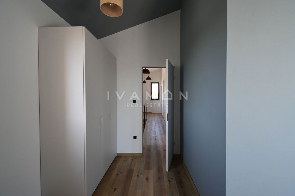 Vila z Bazenom in Štirimi Spalnicami