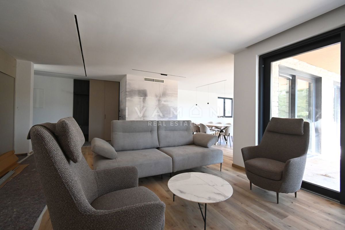 Vila z Bazenom in Štirimi Spalnicami