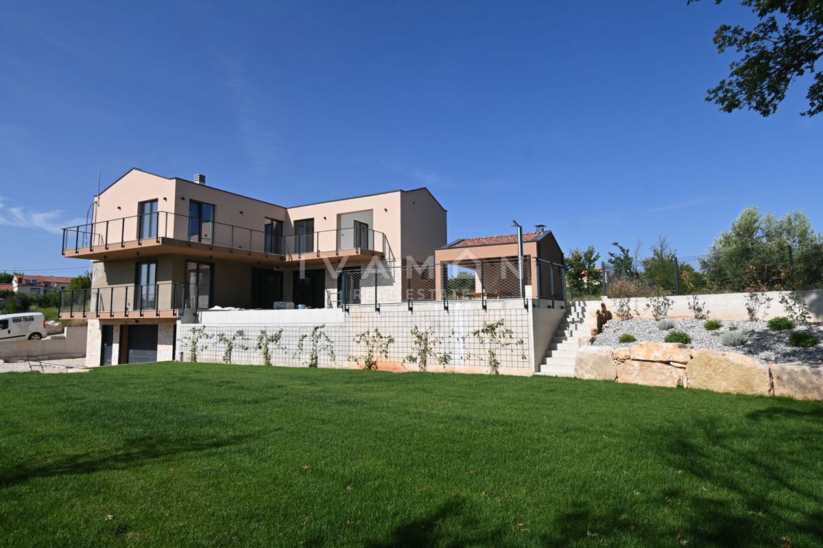 Vila z Bazenom in Štirimi Spalnicami