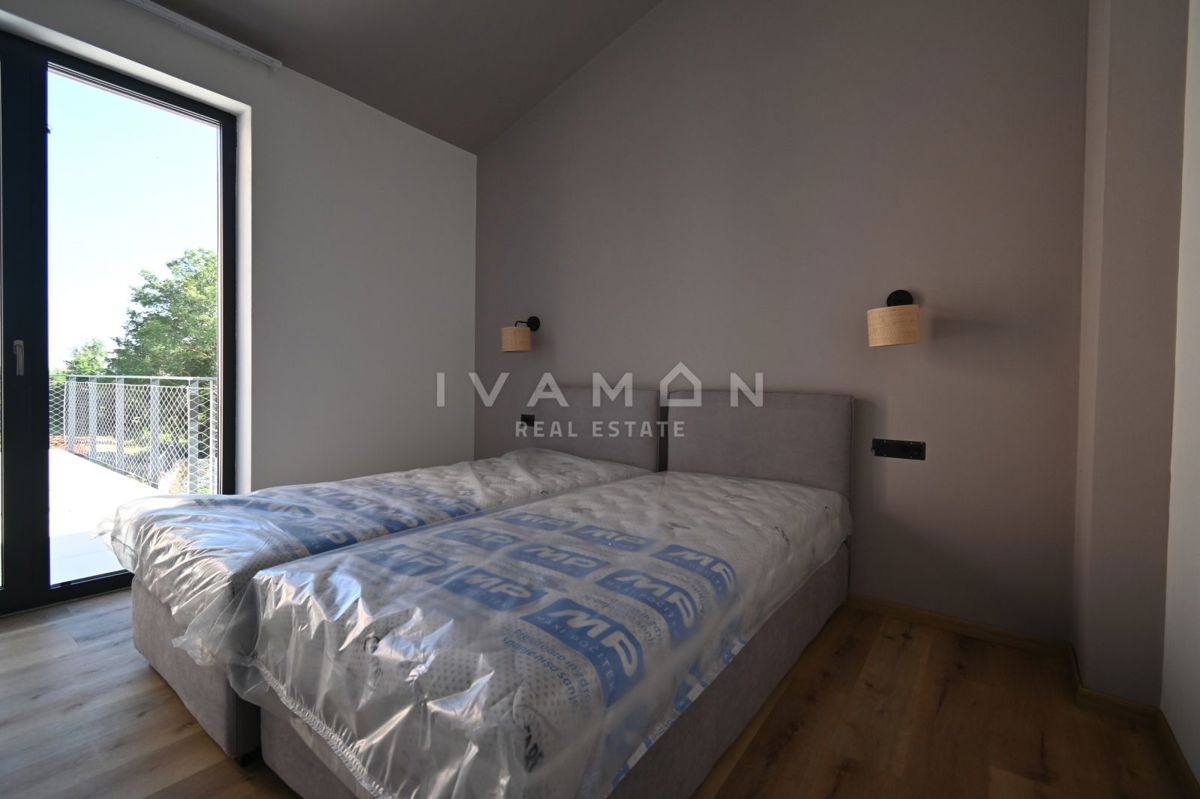 Vila z Bazenom in Štirimi Spalnicami