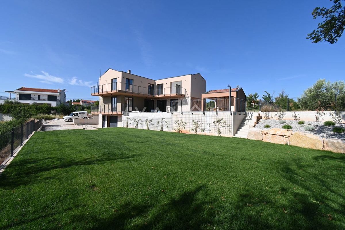Vila z Bazenom in Štirimi Spalnicami