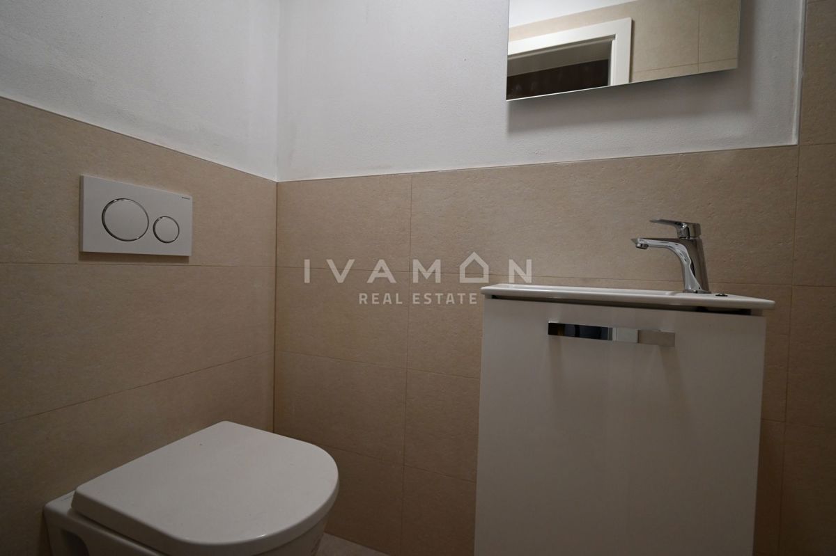 Vila z Bazenom in Štirimi Spalnicami